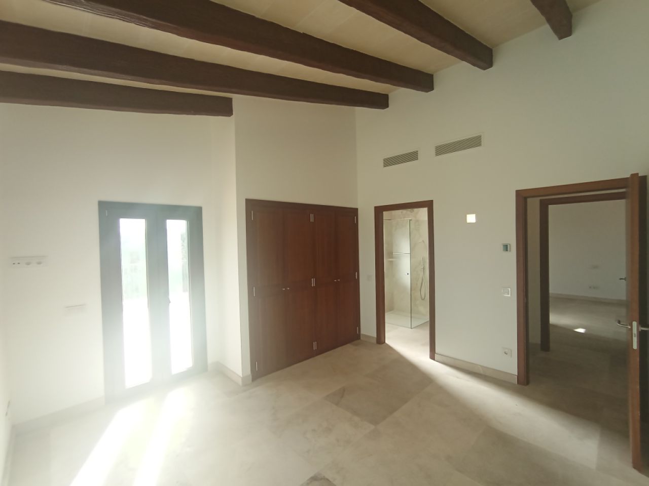 Finca de nueva construcción enormemente grande con calefacción por suelo radiante de aerotermia y vi