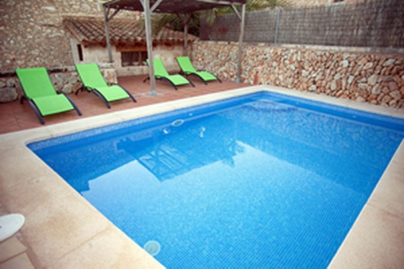 Enorm grosses Dorfhaus mit Pool und Innenhof bei Campos in einer Dorfsiedlung-DH 24