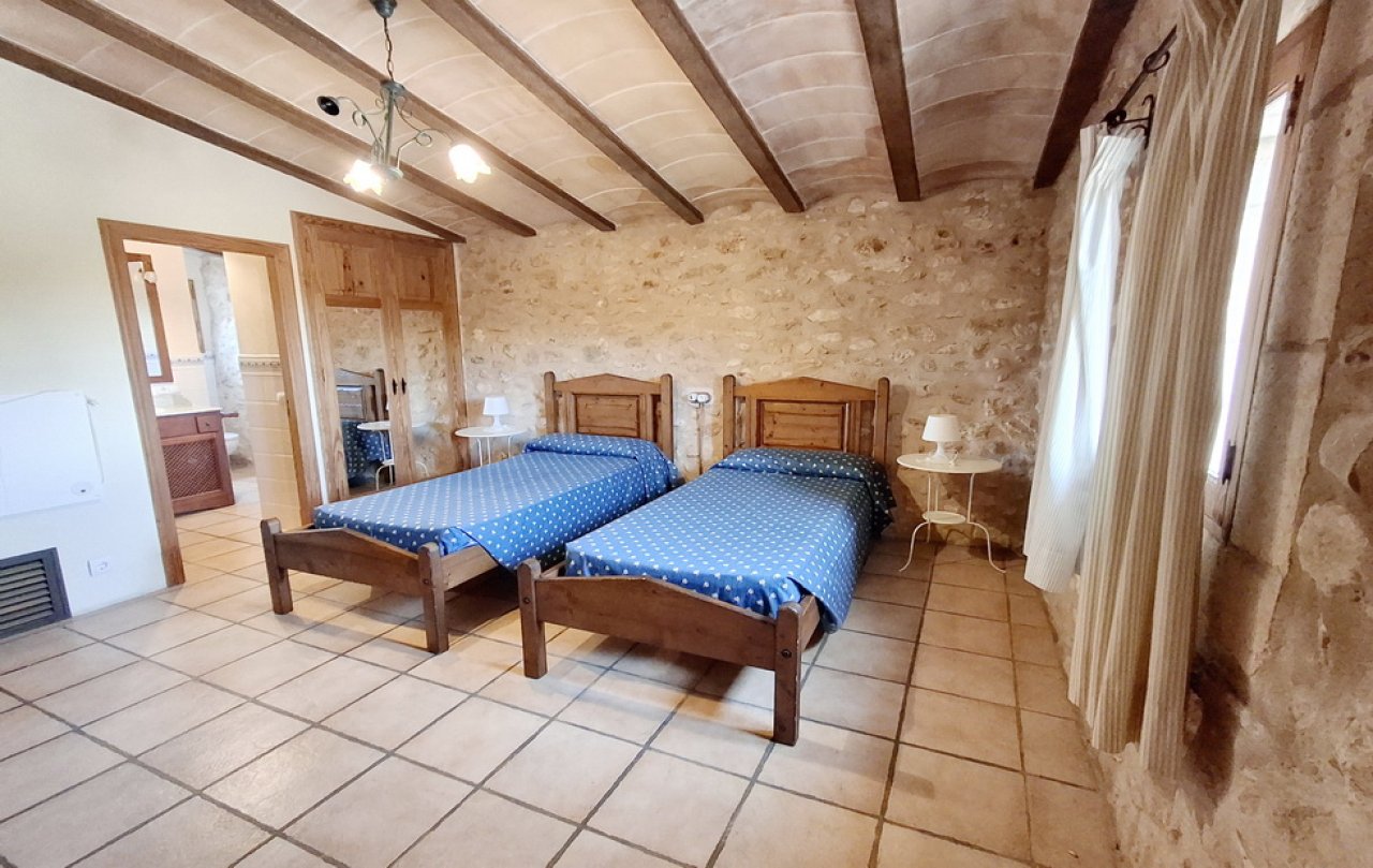 Enorm grosses Dorfhaus mit Pool und Innenhof bei Campos in einer Dorfsiedlung-DH 24