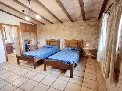 Enorm grosses Dorfhaus mit Pool und Innenhof bei Campos in einer Dorfsiedlung-DH 24