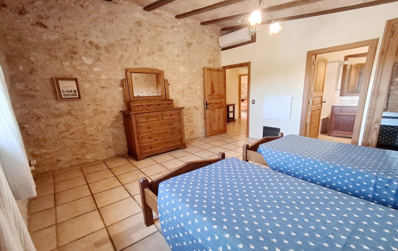 Enorm grosses Dorfhaus mit Pool und Innenhof bei Campos in einer Dorfsiedlung-DH 24