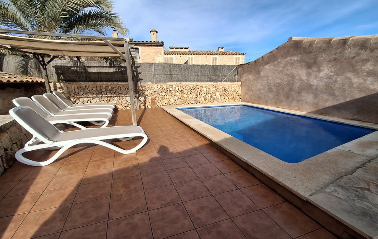 Enorm grosses Dorfhaus mit Pool und Innenhof bei Campos in einer Dorfsiedlung-DH 24