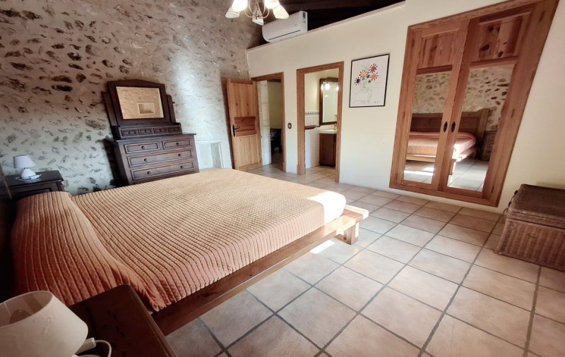 Enorm grosses Dorfhaus mit Pool und Innenhof bei Campos in einer Dorfsiedlung-DH 24