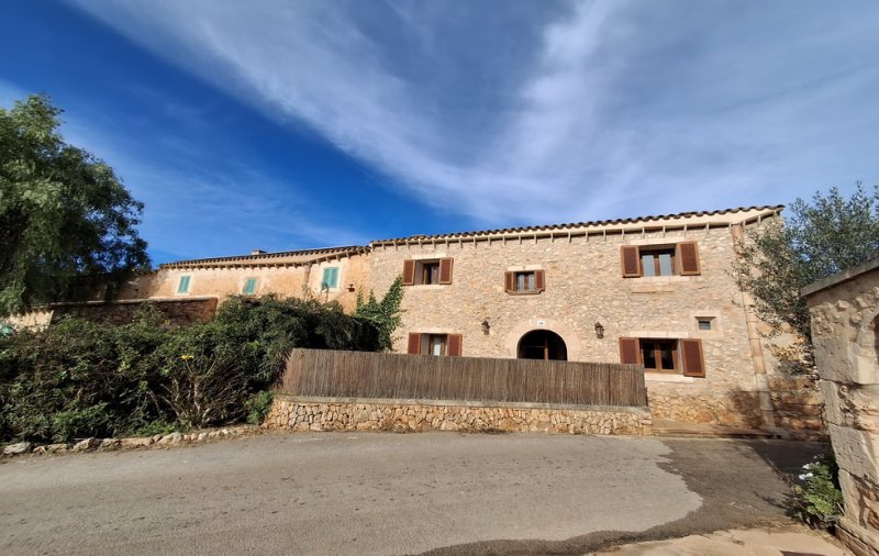 Enorm grosses Dorfhaus mit Pool und Innenhof bei Campos in einer Dorfsiedlung-DH 24