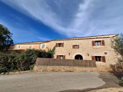 Enorm grosses Dorfhaus mit Pool und Innenhof bei Campos in einer Dorfsiedlung-DH 24