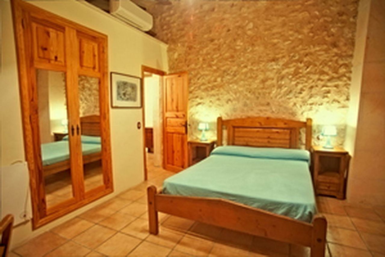 Enorm grosses Dorfhaus mit Pool und Innenhof bei Campos in einer Dorfsiedlung-DH 24