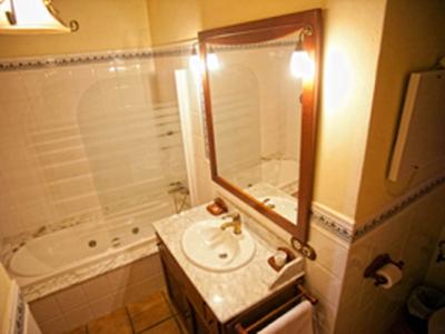 Enorm grosses Dorfhaus mit Pool und Innenhof bei Campos in einer Dorfsiedlung-DH 24