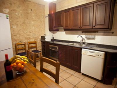 Enorm grosses Dorfhaus mit Pool und Innenhof bei Campos in einer Dorfsiedlung-DH 24