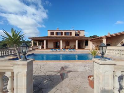 Enorme finca parcialmente amueblada con calefacción por gasóleo, piscina y vistas al mar cerca de Porto Colom — F 181