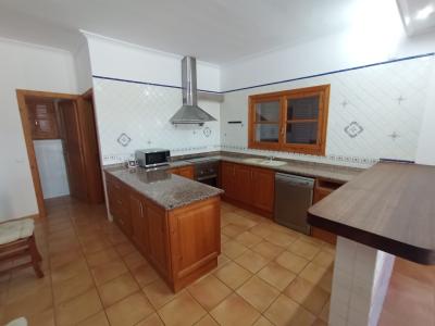 Enorme finca parcialmente amueblada con calefacción por gasóleo, piscina y vistas al mar cerca de Porto Colom — F 181