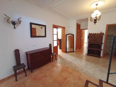 Enorme finca parcialmente amueblada con calefacción por gasóleo, piscina y vistas al mar cerca de Porto Colom — F 181