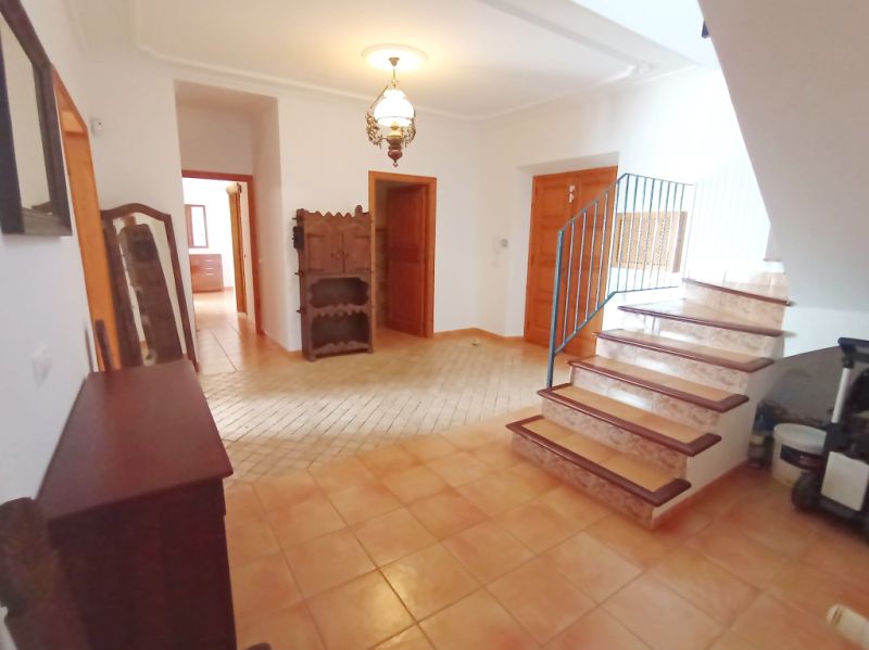 Enorme finca parcialmente amueblada con calefacción por gasóleo, piscina y vistas al mar cerca de Porto Colom — F 181