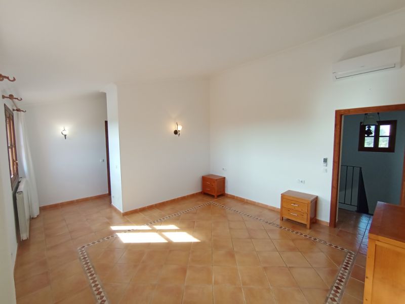 Enorme finca parcialmente amueblada con calefacción por gasóleo, piscina y vistas al mar cerca de Porto Colom — F 181