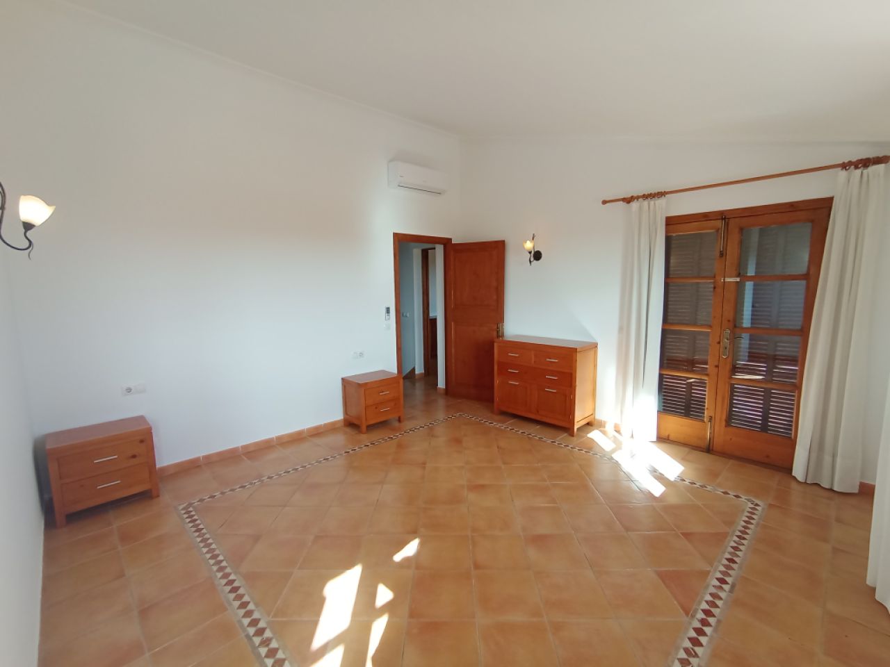 Enorme finca parcialmente amueblada con calefacción por gasóleo, piscina y vistas al mar cerca de Porto Colom — F 181