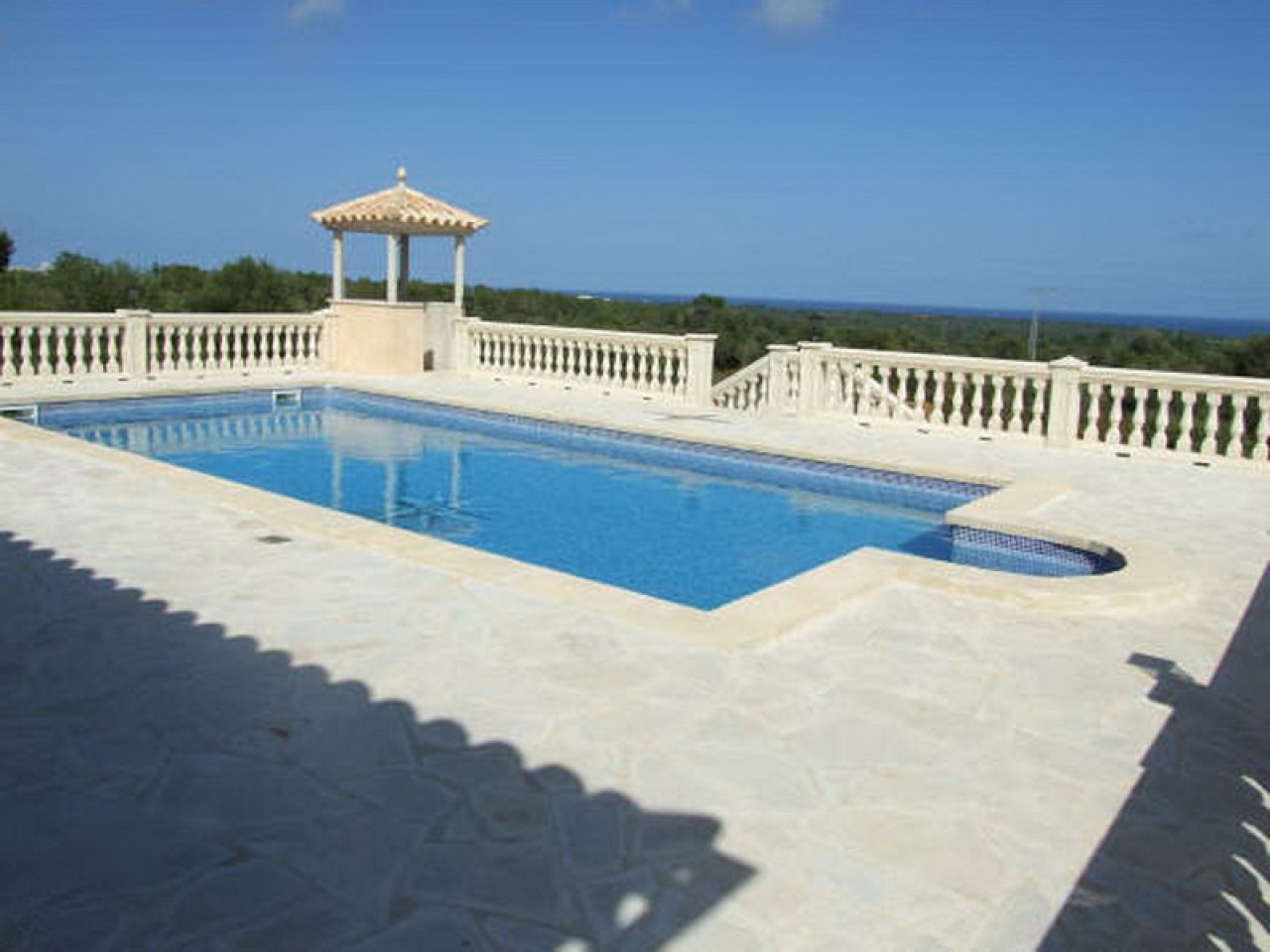 Enorme finca parcialmente amueblada con calefacción por gasóleo, piscina y vistas al mar cerca de Porto Colom — F 181
