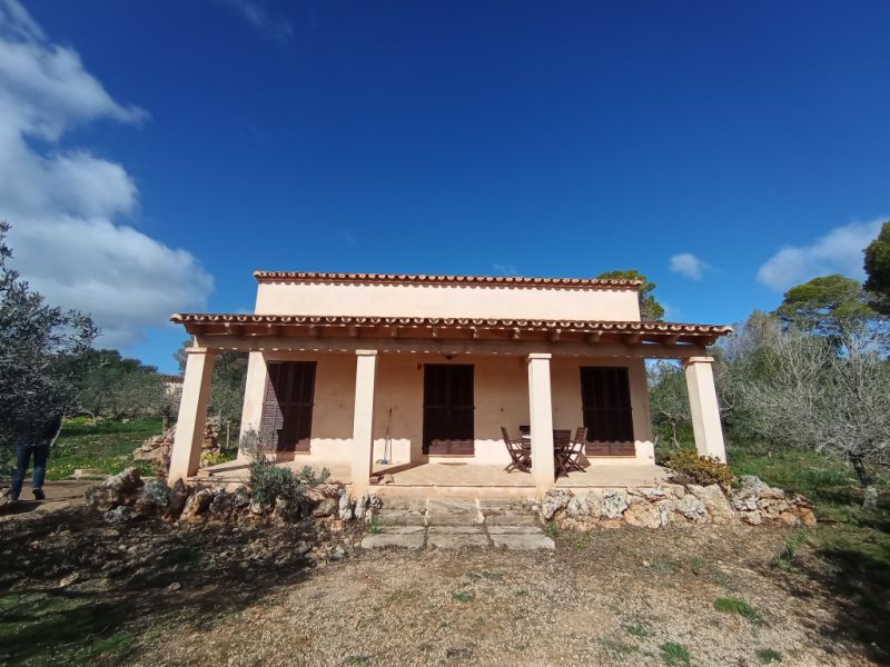 Enorme finca parcialmente amueblada con calefacción por gasóleo, piscina y vistas al mar cerca de Porto Colom — F 181