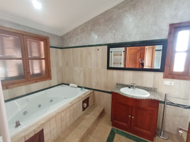 Enorme finca parcialmente amueblada con calefacción por gasóleo, piscina y vistas al mar cerca de Porto Colom — F 181