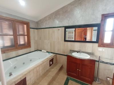 Enorme finca parcialmente amueblada con calefacción por gasóleo, piscina y vistas al mar cerca de Porto Colom — F 181