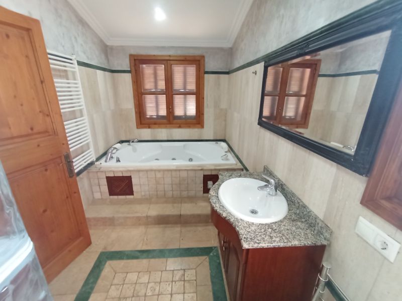 Enorme finca parcialmente amueblada con calefacción por gasóleo, piscina y vistas al mar cerca de Porto Colom — F 181