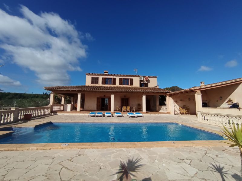 Enorme finca parcialmente amueblada con calefacción por gasóleo, piscina y vistas al mar cerca de Porto Colom — F 181