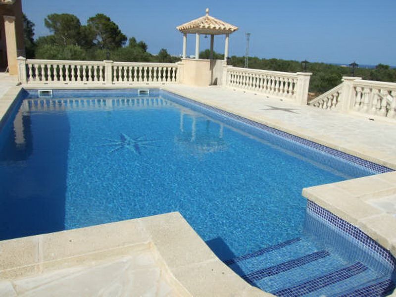 Enorme finca parcialmente amueblada con calefacción por gasóleo, piscina y vistas al mar cerca de Porto Colom — F 181