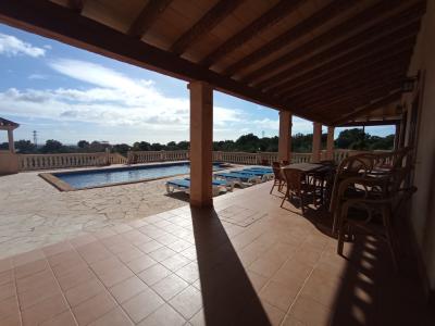 Enorme finca parcialmente amueblada con calefacción por gasóleo, piscina y vistas al mar cerca de Porto Colom — F 181