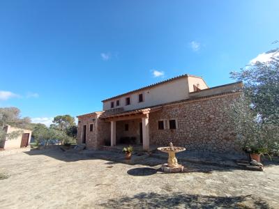 Enorme finca parcialmente amueblada con calefacción por gasóleo, piscina y vistas al mar cerca de Porto Colom — F 181