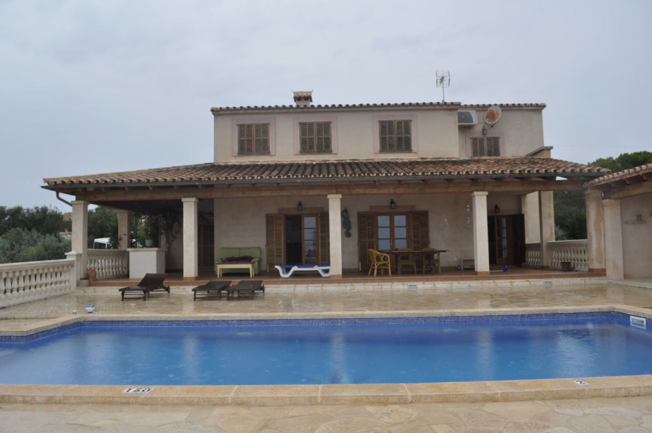 Enorme finca parcialmente amueblada con calefacción por gasóleo, piscina y vistas al mar cerca de Porto Colom — F 181