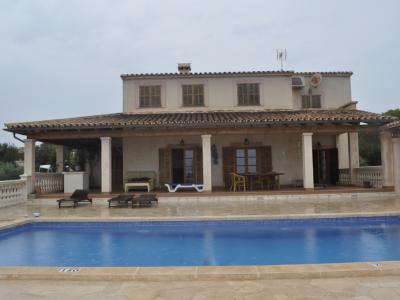 Enorme finca parcialmente amueblada con calefacción por gasóleo, piscina y vistas al mar cerca de Porto Colom — F 181