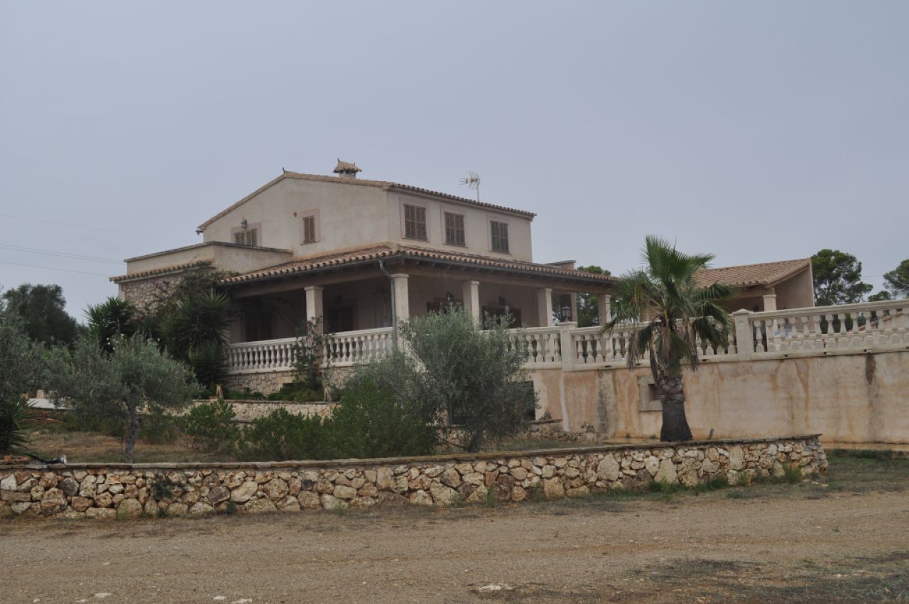 Enorme finca parcialmente amueblada con calefacción por gasóleo, piscina y vistas al mar cerca de Porto Colom — F 181