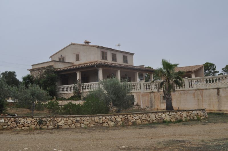 Enorme finca parcialmente amueblada con calefacción por gasóleo, piscina y vistas al mar cerca de Porto Colom — F 181