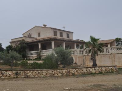 Enorme finca parcialmente amueblada con calefacción por gasóleo, piscina y vistas al mar cerca de Porto Colom — F 181