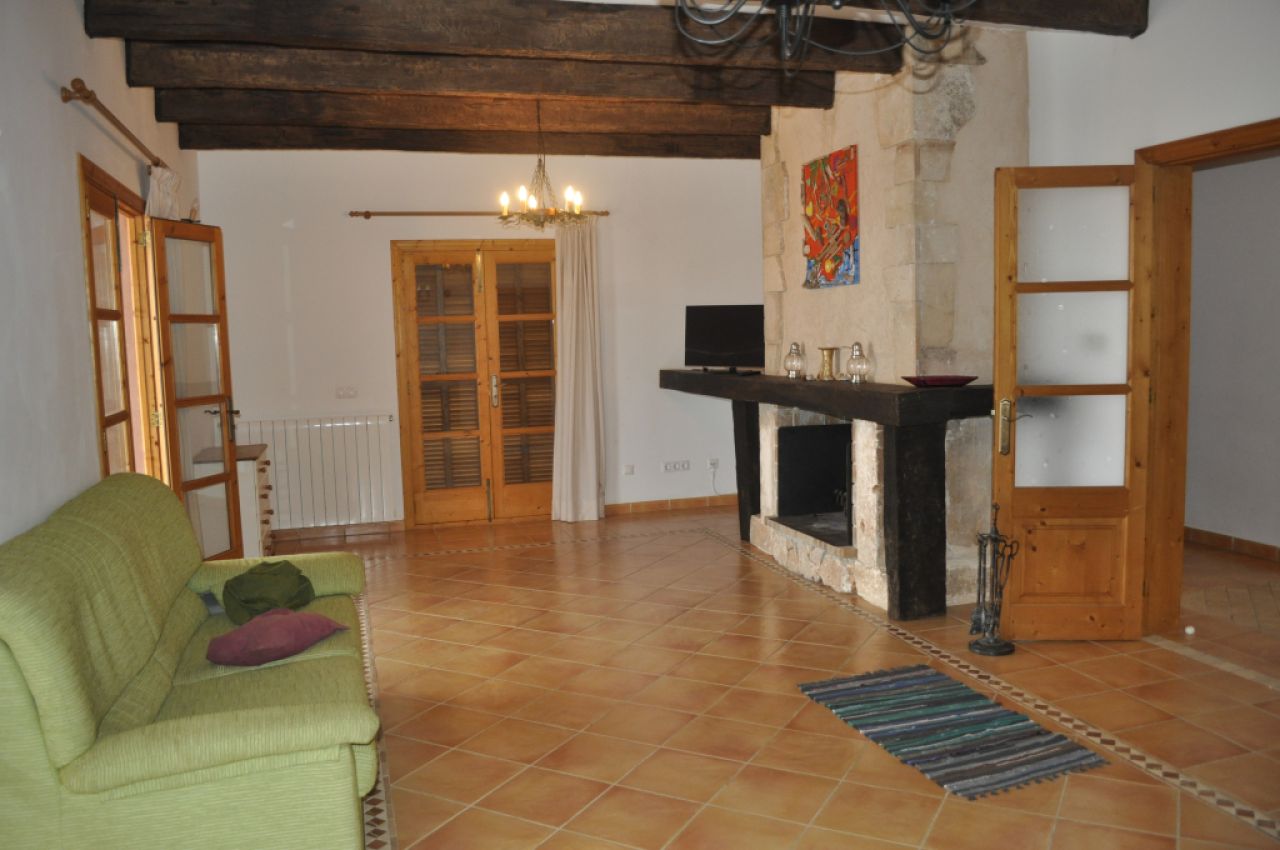 Enorme finca parcialmente amueblada con calefacción por gasóleo, piscina y vistas al mar cerca de Porto Colom — F 181