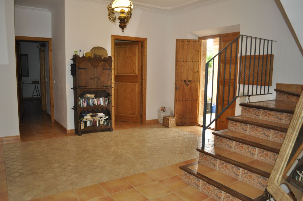 Enorme finca parcialmente amueblada con calefacción por gasóleo, piscina y vistas al mar cerca de Porto Colom — F 181