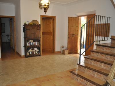 Enorme finca parcialmente amueblada con calefacción por gasóleo, piscina y vistas al mar cerca de Porto Colom — F 181