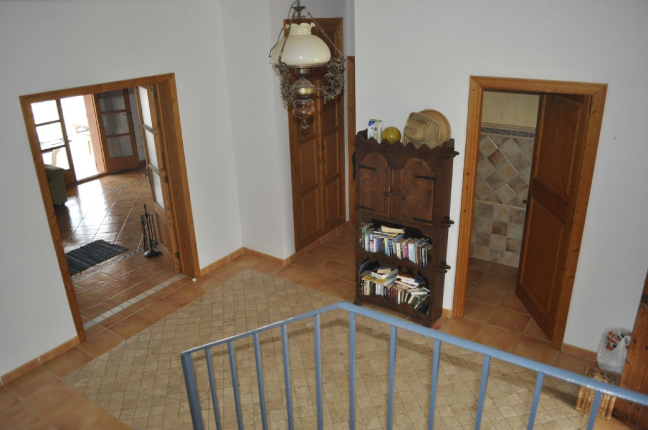 Enorme finca parcialmente amueblada con calefacción por gasóleo, piscina y vistas al mar cerca de Porto Colom — F 181