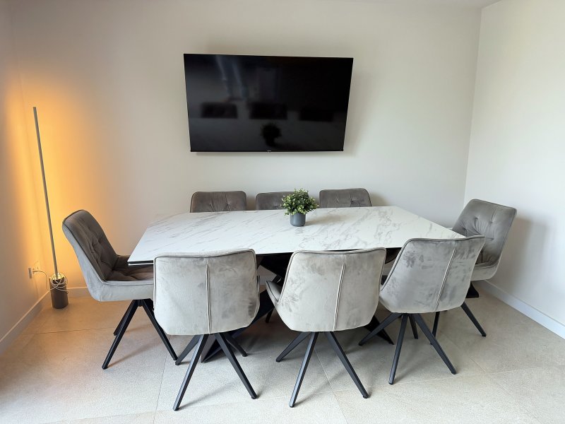 Extendable ceramic dining table + 8 velvet swivel chairs