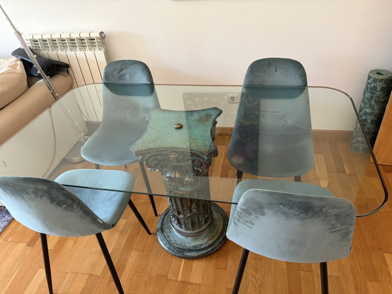 Mesa de comedor con tablero de cristal (+ 4 sillas opcionales)