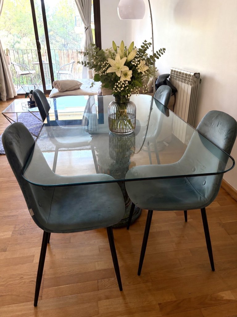 Mesa de comedor con tablero de cristal (+ 4 sillas opcionales)