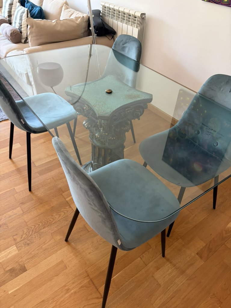 Mesa de comedor con tablero de cristal (+ 4 sillas opcionales)