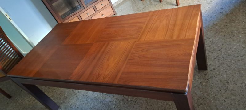 Esstisch und Stühle