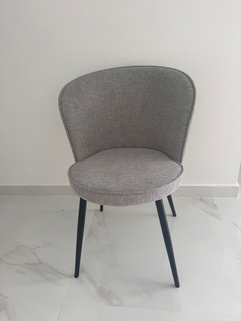 Esszimmer-Set: 4 graue Polsterstühle + Glastisch (Ø 120cm)