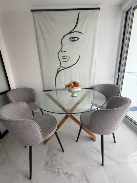 Esszimmer-Set: 4 graue Polsterstühle + Glastisch (Ø 120cm)