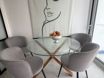 Esszimmer-Set: 4 graue Polsterstühle + Glastisch (Ø 120cm)