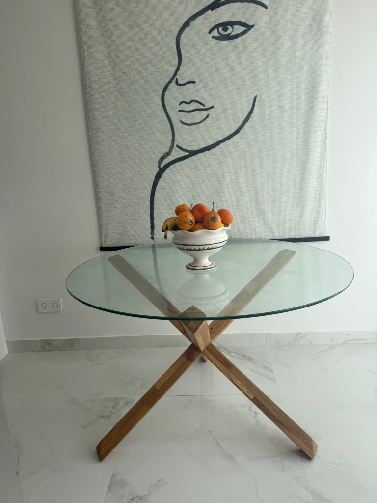 Esszimmer-Set: 4 graue Polsterstühle + Glastisch (Ø 120cm)