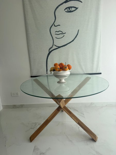 Esszimmer-Set: 4 graue Polsterstühle + Glastisch (Ø 120cm)