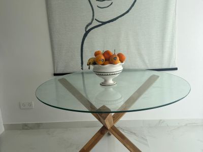 Esszimmer-Set: 4 graue Polsterstühle + Glastisch (Ø 120cm)