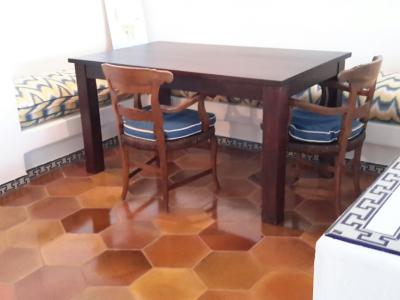 Mesa de comedor de madera maciza