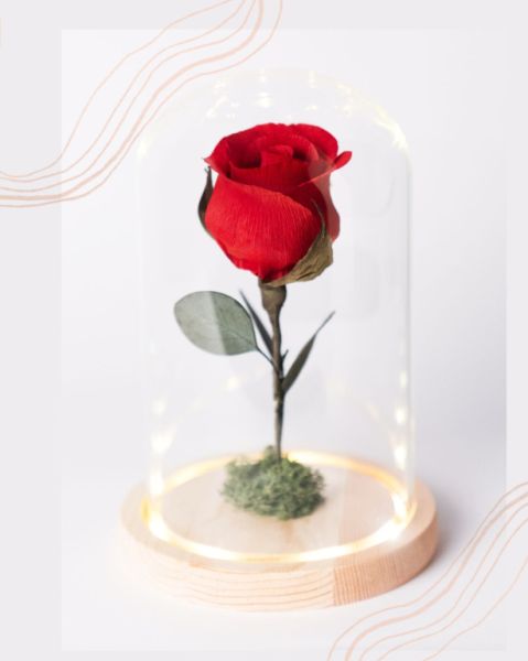 Ewige Papierrose unter Glaskuppel mit LED-Licht