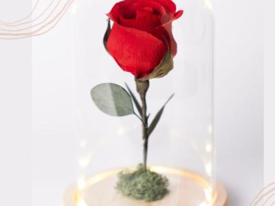 Ewige Papierrose unter Glaskuppel mit LED-Licht